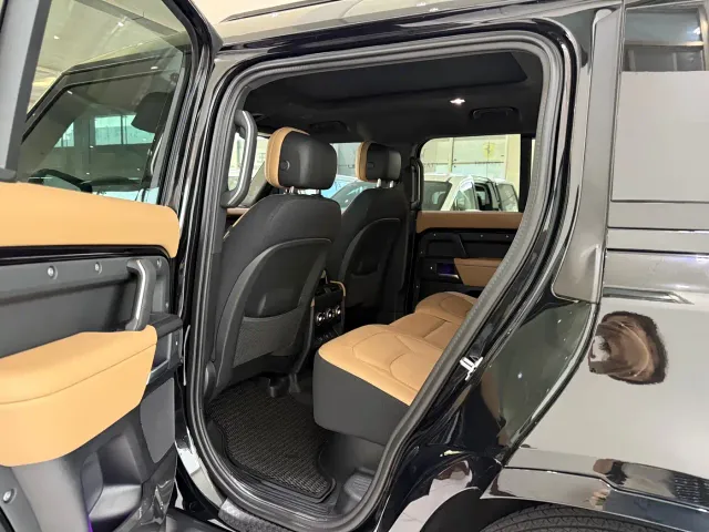 Land Rover Defender — Фото автомобиля 8