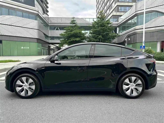 Tesla Model Y — Фото автомобиля 10