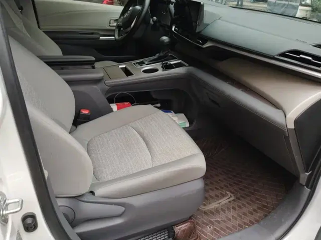 Toyota Sienna — Фото автомобиля 8