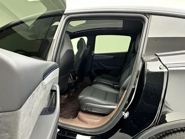 Tesla Model Y L — Фото автомобиля 15