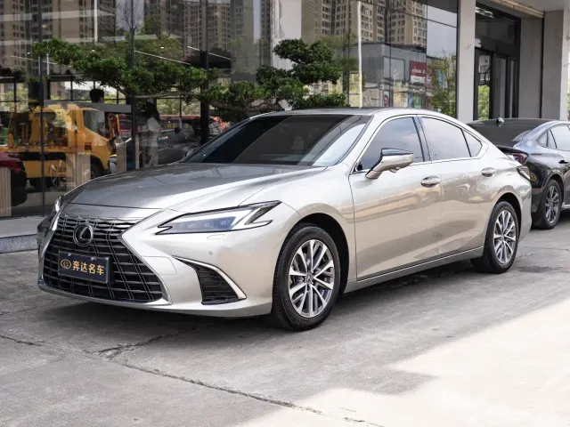 Фотография автомобиля — Lexus ES