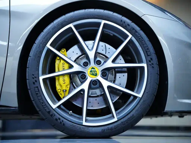 Lotus Emira — Фото автомобиля 11