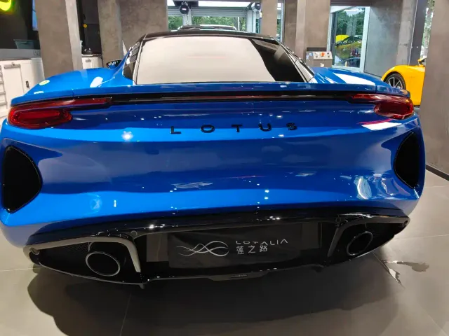 Lotus Emira — Фото автомобиля 4