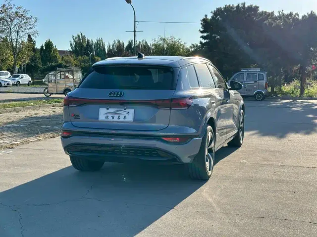 Audi Q6L e-tron — Фото автомобиля 6