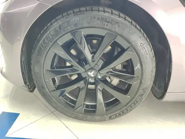 Tesla Model 3 — Фото автомобиля 6