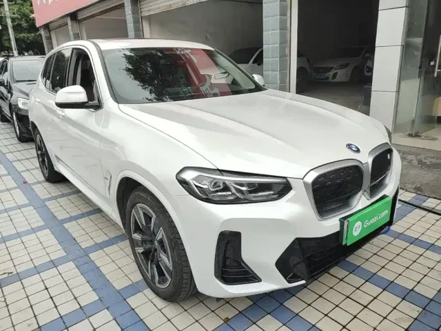 BMW iX3 — Фото автомобиля 3