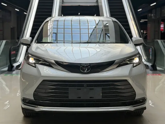 Toyota Sienna — Фото автомобиля 2
