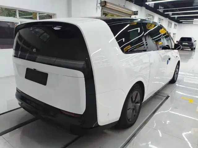 Li Auto MEGA — Фото автомобиля 6