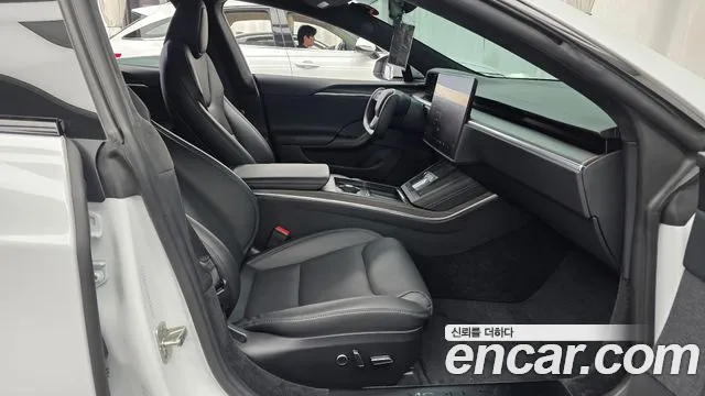 Tesla Model S — Фото автомобиля 16