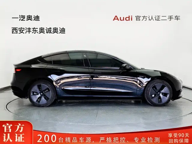 Tesla Model 3 — Фото автомобиля 3