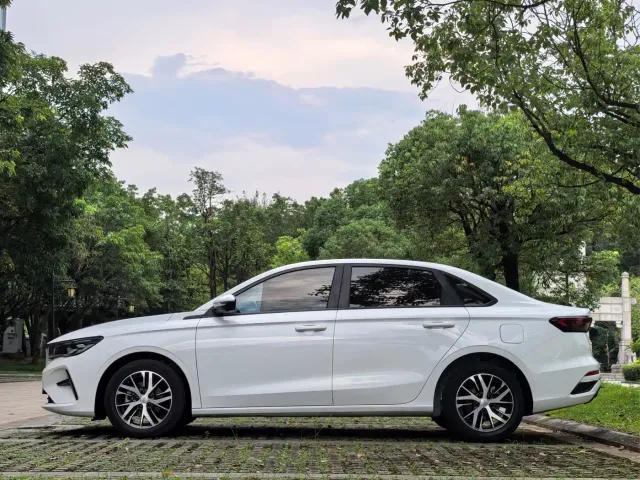 Geely Emgrand — Фото автомобиля 7