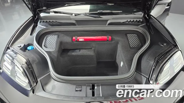 Porsche Macan Electric — Фото автомобиля 9