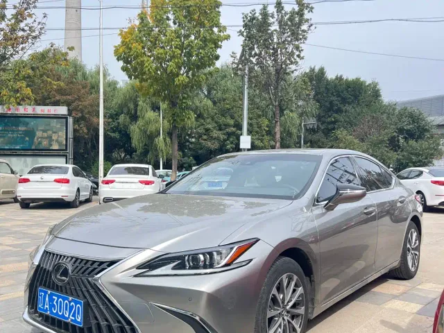 Фотография автомобиля — Lexus ES