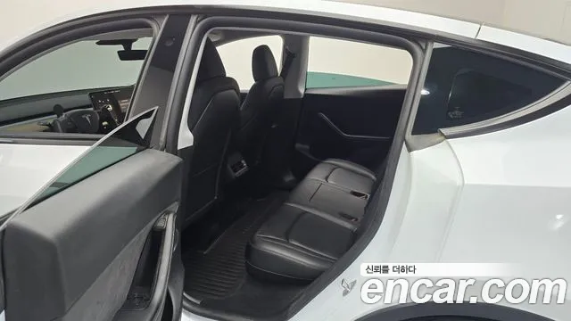 Tesla Model Y — Фото автомобиля 17