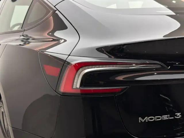 Tesla Model 3 — Фото автомобиля 20