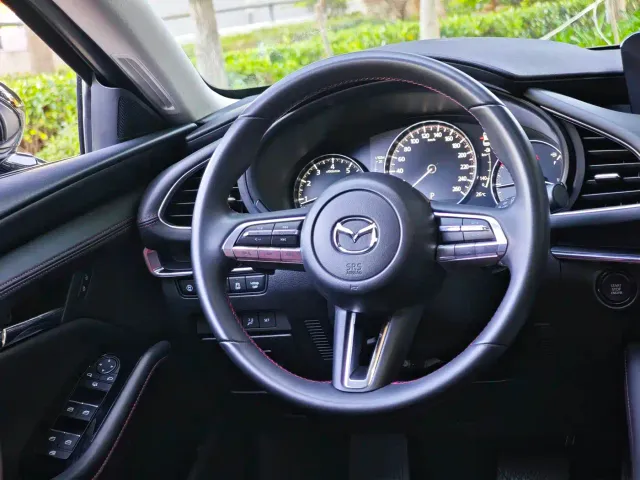 Mazda Axela — Фото автомобиля 15