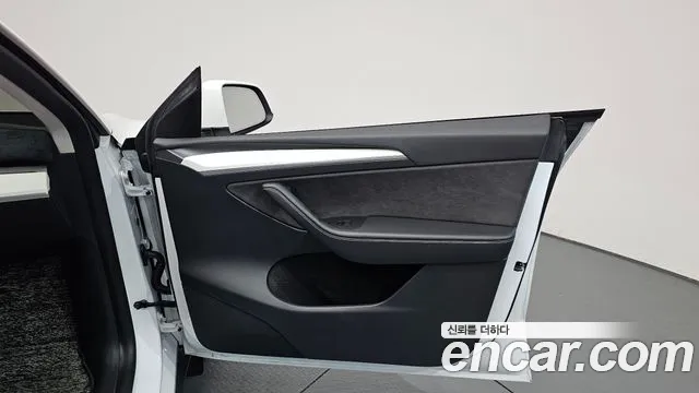 Tesla Model Y — Фото автомобиля 12