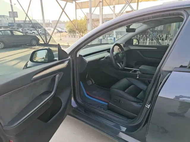Tesla Model Y — Фото автомобиля 15