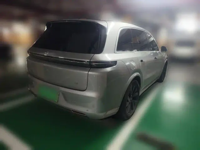 Li Auto L8 — Фото автомобиля 4