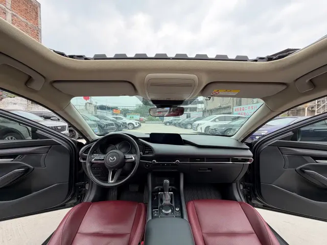 Mazda Axela — Фото автомобиля 10