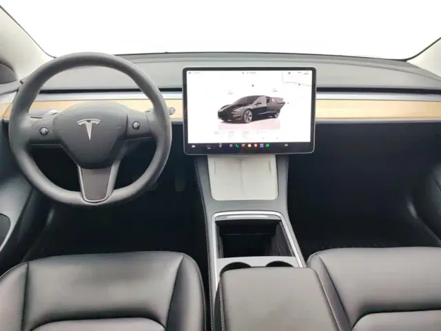 Tesla Model 3 — Фото автомобиля 12
