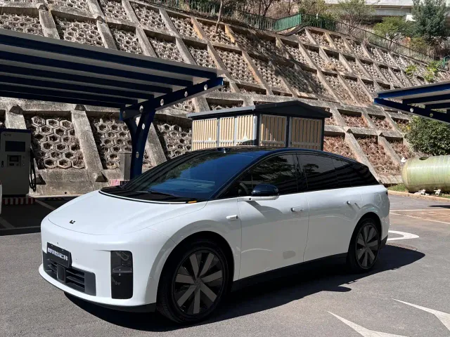 Фотография автомобиля — Li Auto i6