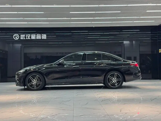 Mercedes-Benz E-Class — Фото автомобиля 3
