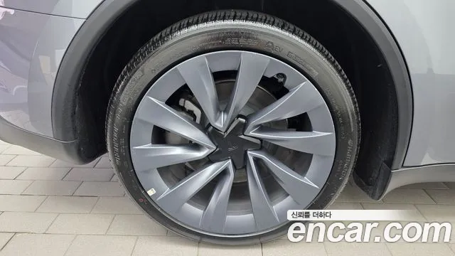 Tesla Model Y — Фото автомобиля 5