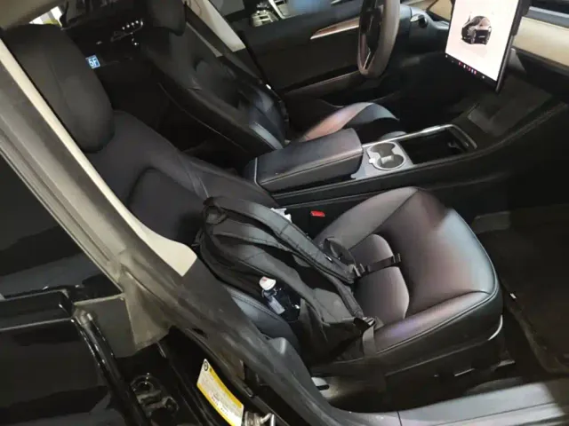 Tesla Model 3 — Фото автомобиля 24