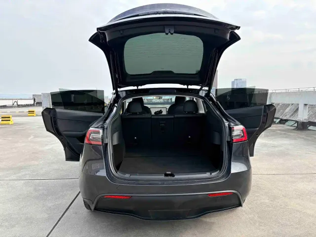 Tesla Model Y — Фото автомобиля 15