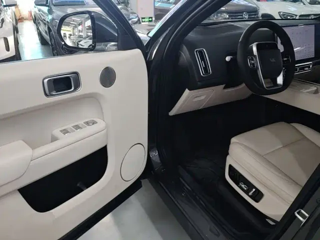 Li Auto L8 — Фото автомобиля 15