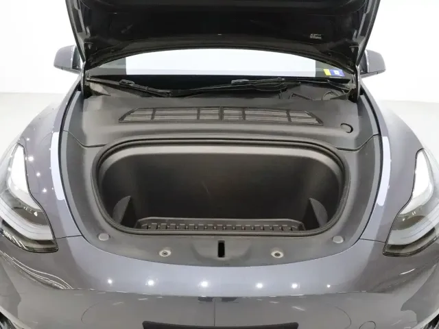 Tesla Model Y — Фото автомобиля 17