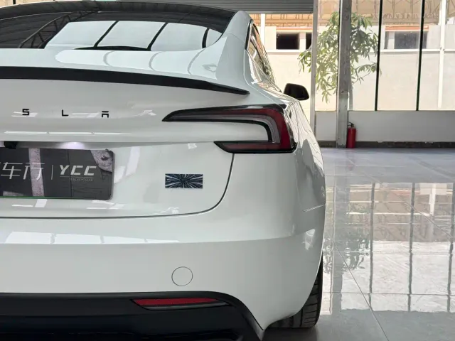 Tesla Model 3 — Фото автомобиля 12