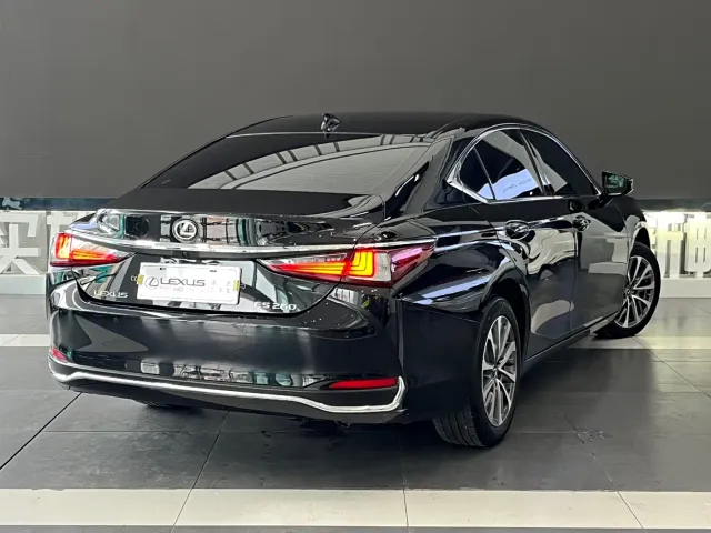 Lexus ES — Фото автомобиля 4