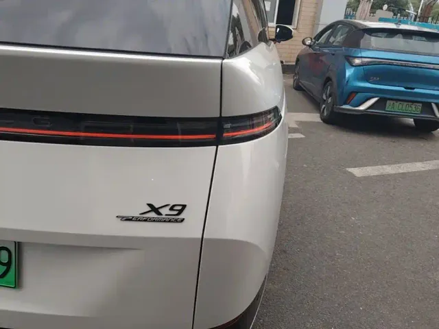 Xpeng X9 — Фото автомобиля 7