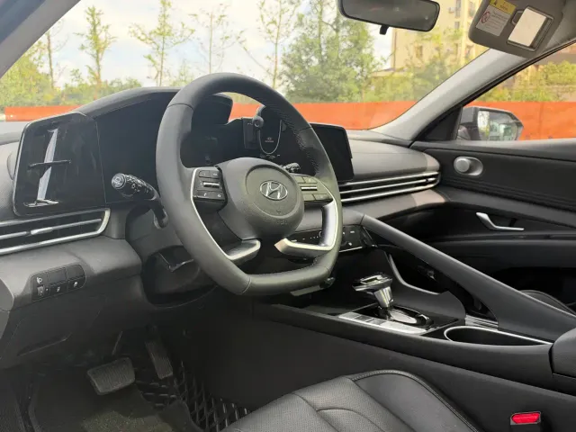 Hyundai Elantra — Фото автомобиля 15