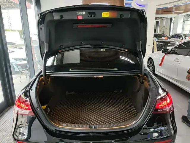 Mercedes-Benz E-Class — Фото автомобиля 18