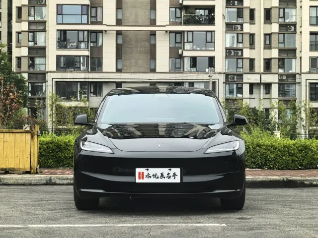 Tesla Model 3 — Фото автомобиля 2