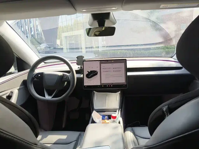 Tesla Model Y — Фото автомобиля 12
