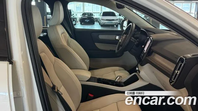 Volvo XC40 — Фото автомобиля 8