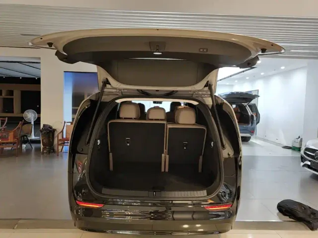 Li Auto MEGA — Фото автомобиля 18