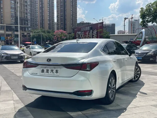 Lexus ES — Фото автомобиля 7