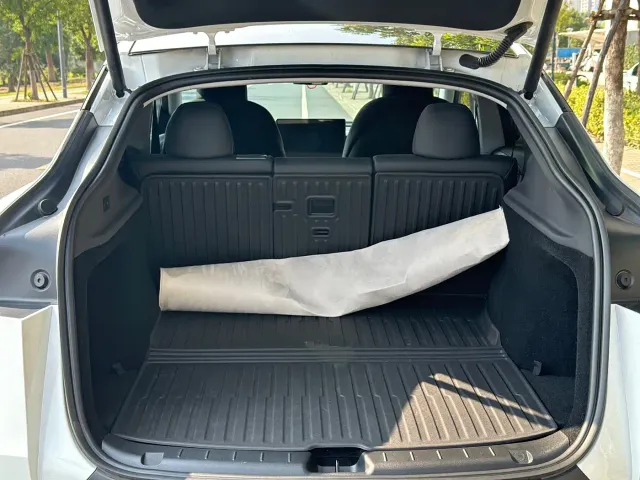 Tesla Model Y — Фото автомобиля 12