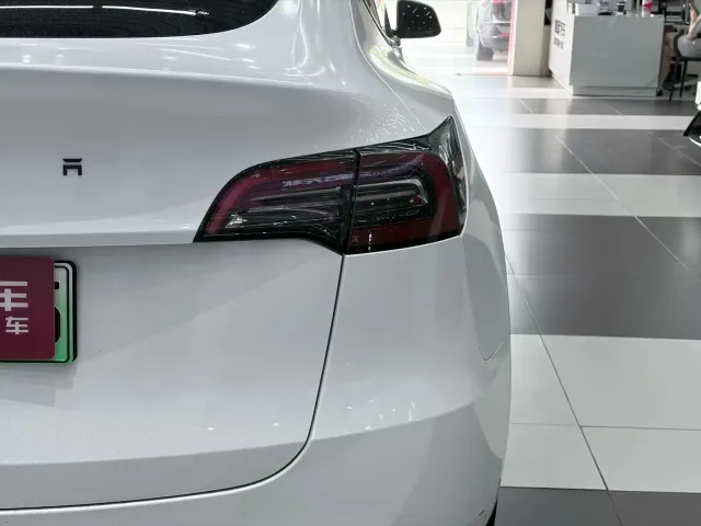 Tesla Model Y — Фото автомобиля 8