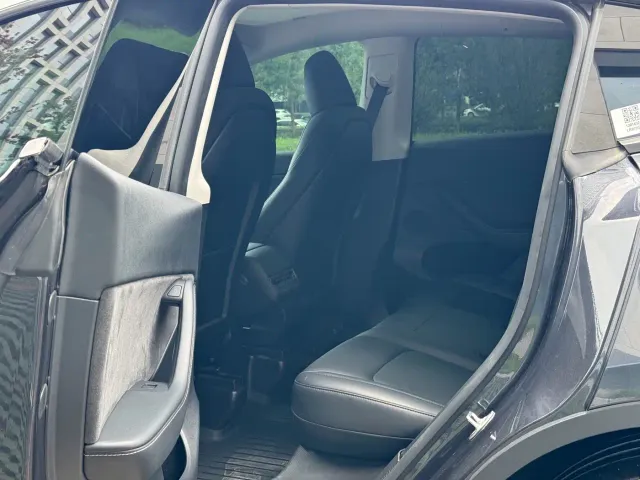 Tesla Model Y — Фото автомобиля 22