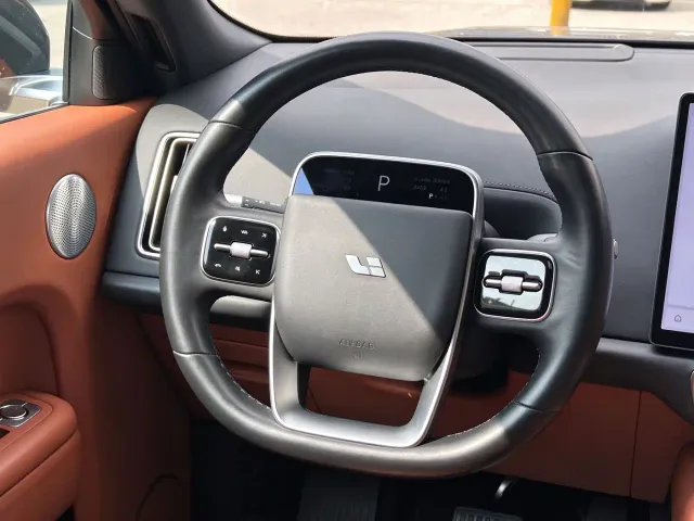 Li Auto L8 — Фото автомобиля 13