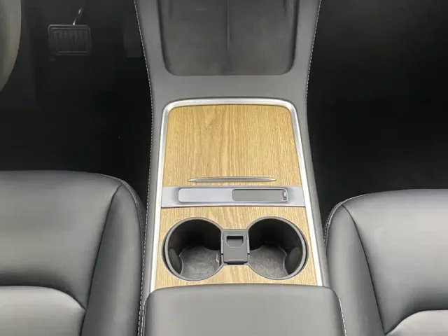 Tesla Model Y — Фото автомобиля 21