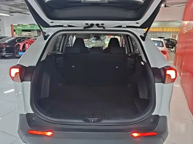 Toyota RAV4 — Фото автомобиля 18