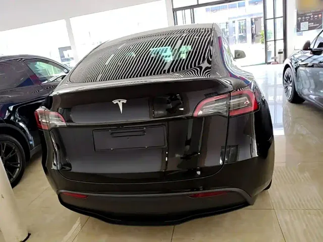 Tesla Model Y — Фото автомобиля 5