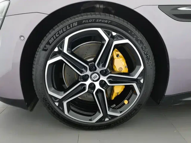 Xiaomi SU7 — Фото автомобиля 17